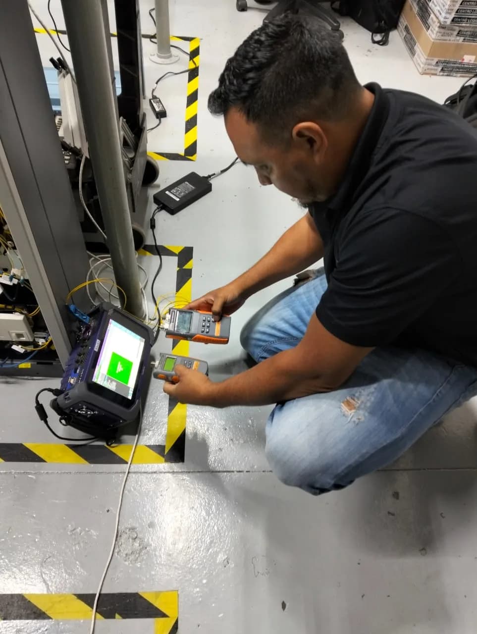 Ingenieros de NuvaTech trabajando en un centro de datos